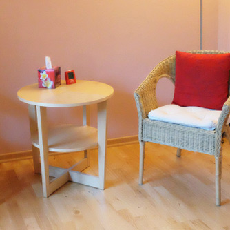 Stuhl und Tisch im Behandlungszimmer